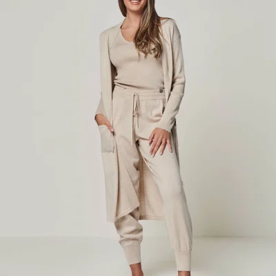 Luksuriøst loungewear-sæt i 100 % ekstra fin merinould - farve: Nordisk sand, str. L