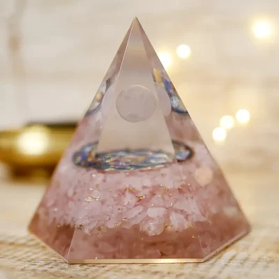 Oktaedrisk orgonit-pyramide i rosakvarts