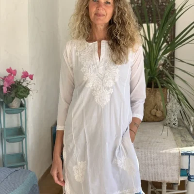 Hvid Ibizabomulds bluse med håndbroderi str. 38