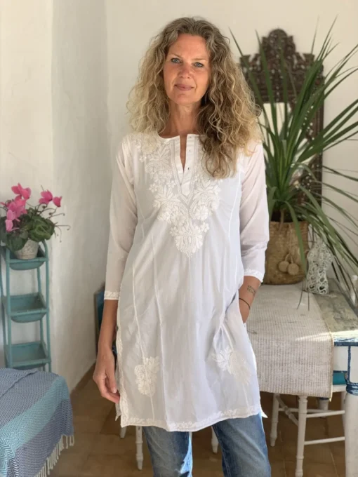 Hvid Ibiza bomulds bluse med håndbroderi str. 40