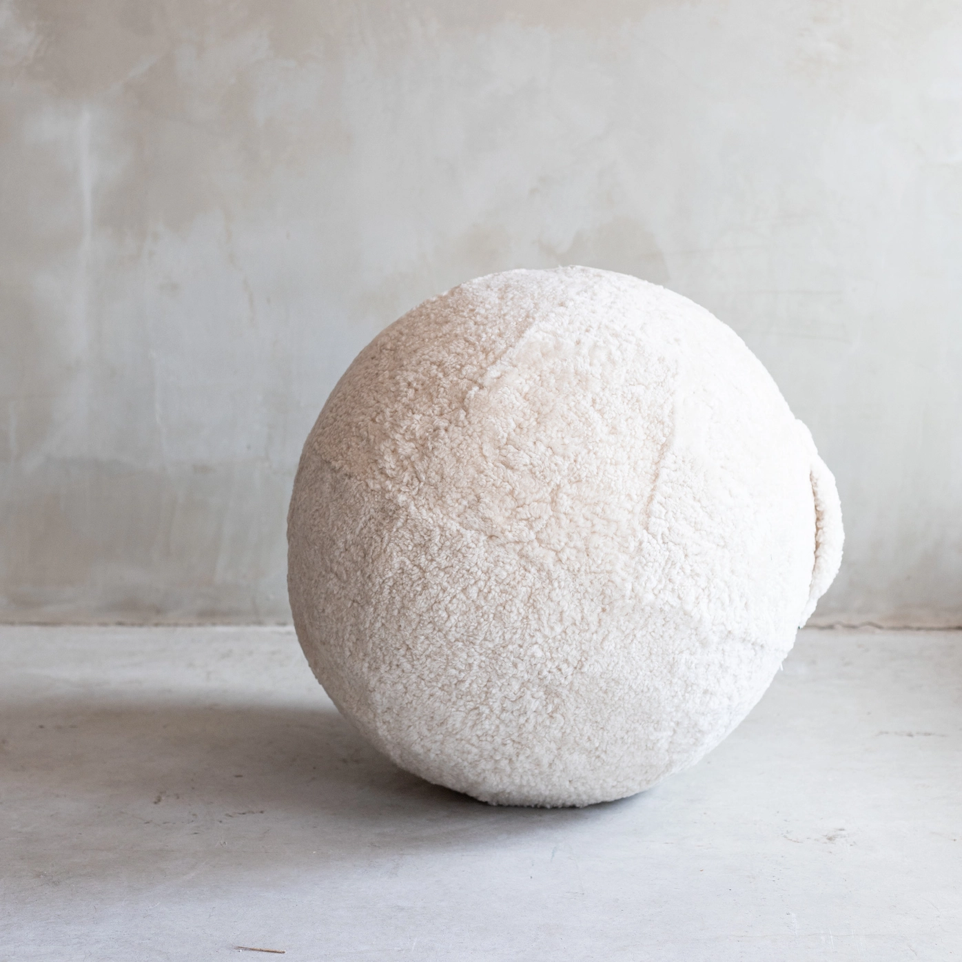 Skulpturel ergonomisk siddebold i lammeuld – MoonGlow, 65 cm - Billede 4