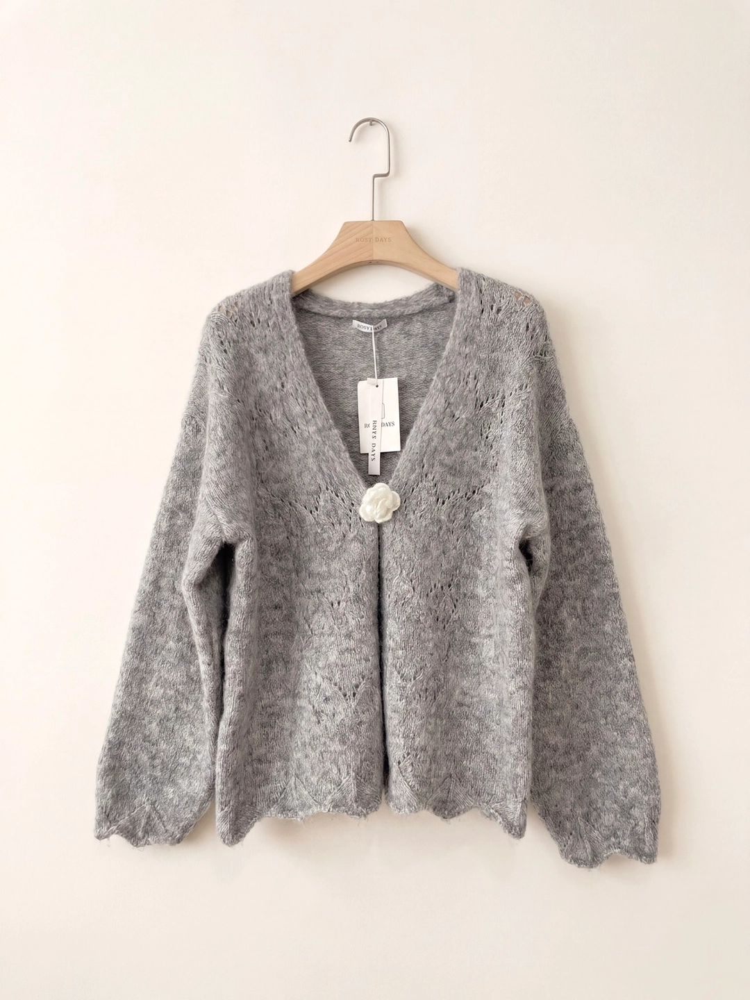 Blød strikcardigan med blomst, lys grå - one size - Billede 2
