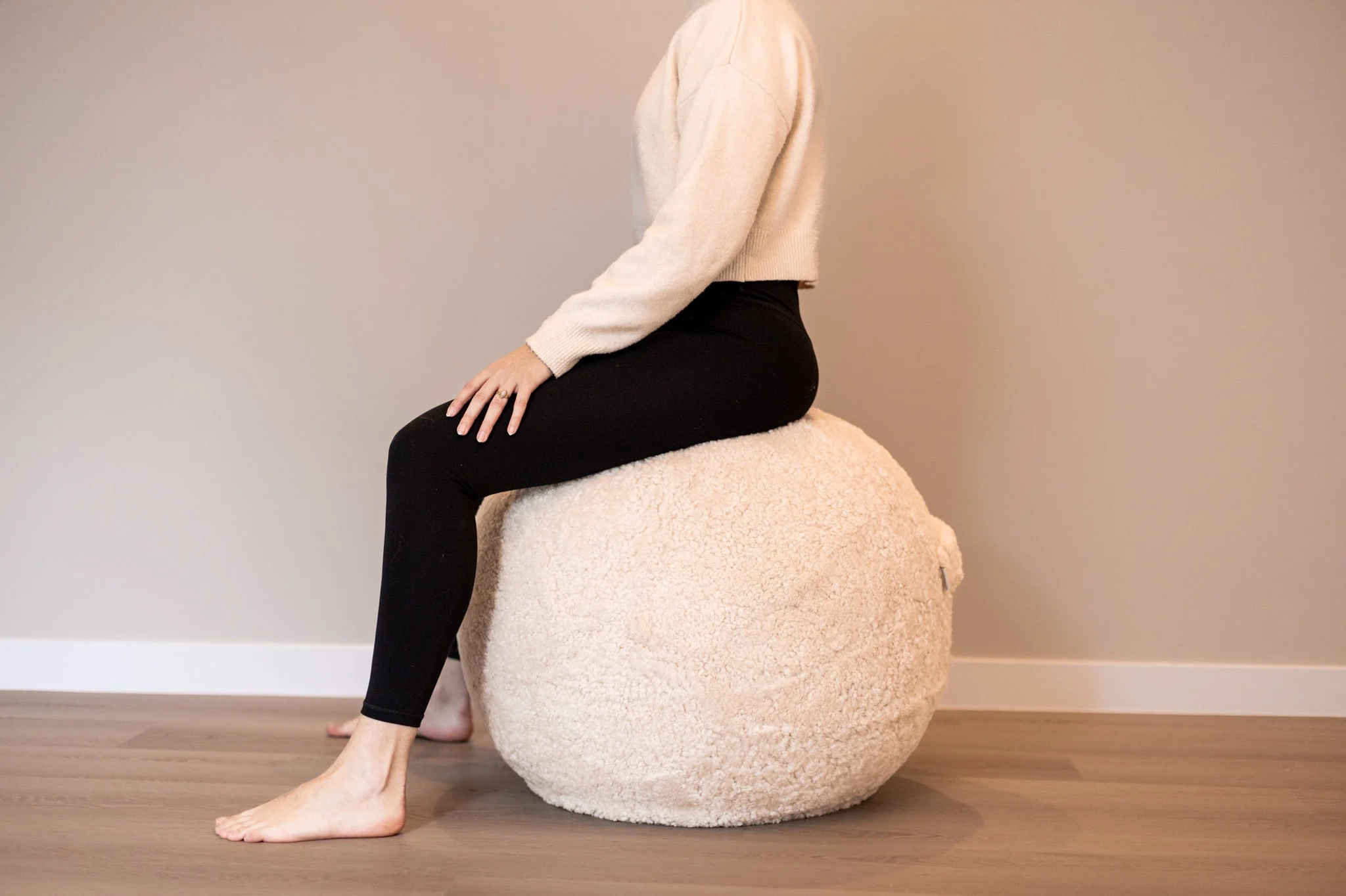 Skulpturel ergonomisk siddebold i lammeuld – MoonGlow, 65 cm - Billede 7