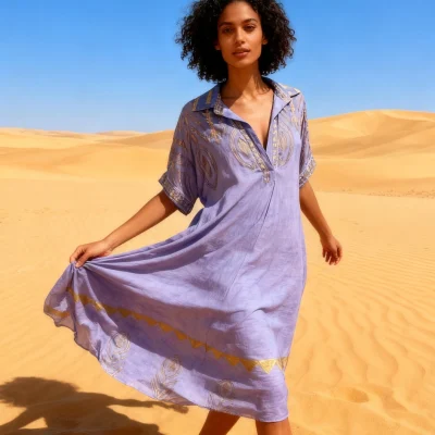 Skjortekjole - dusty lavender blue med gulddetaljer - one size