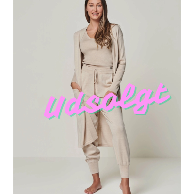 Luksuriøst loungewear-sæt i 100 % ekstra fin merinould – farve: Nordisk sand, str. S
