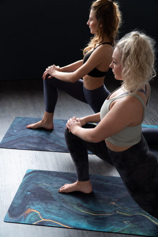 Swirling Gold and Emerald – Økologisk naturgummi yogamåtte med skridsikker overflade - Image 2