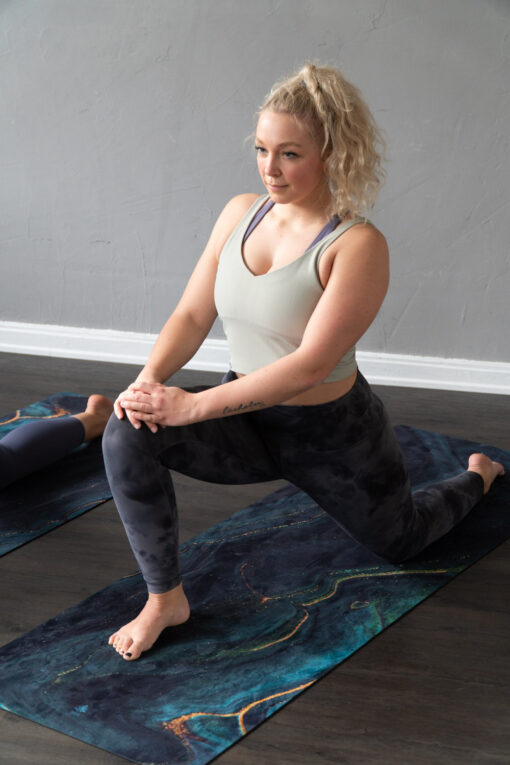 Swirling Gold and Emerald – Økologisk naturgummi yogamåtte med skridsikker overflade - Image 3