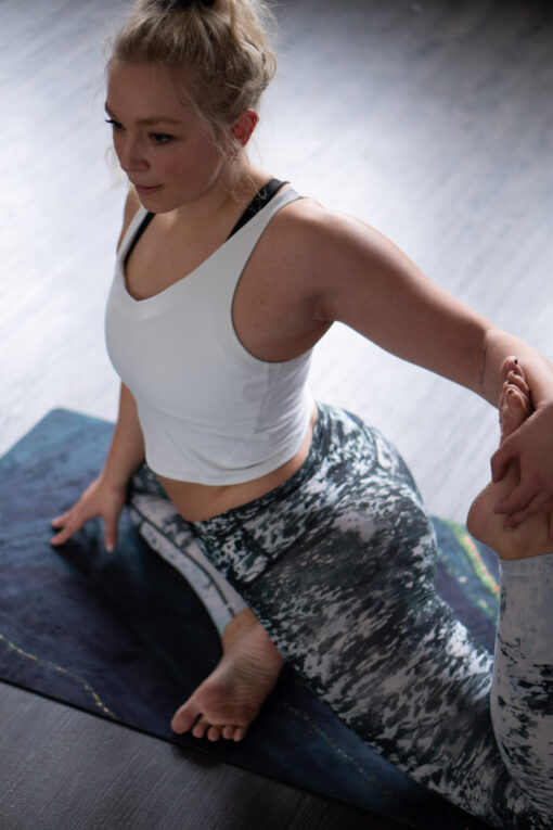 Swirling Gold and Emerald – Økologisk naturgummi yogamåtte med skridsikker overflade - Image 5