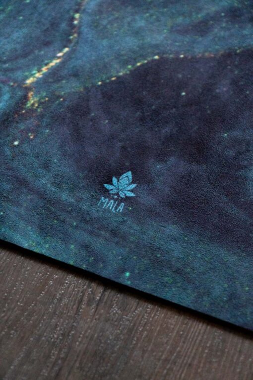 Swirling Gold and Emerald – Økologisk naturgummi yogamåtte med skridsikker overflade - Image 9