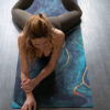 Swirling Gold and Emerald – Økologisk naturgummi yogamåtte med skridsikker overflade - Image 10