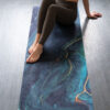 Swirling Gold and Emerald – Økologisk naturgummi yogamåtte med skridsikker overflade - Image 11