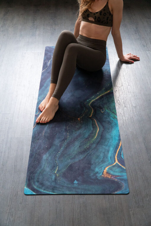 Swirling Gold and Emerald – Økologisk naturgummi yogamåtte med skridsikker overflade - Image 11
