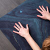 Swirling Gold and Emerald – Økologisk naturgummi yogamåtte med skridsikker overflade - Image 12