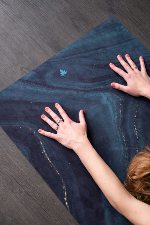 Swirling Gold and Emerald – Økologisk naturgummi yogamåtte med skridsikker overflade - Image 12