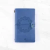 Blå notesbog med "Mandala" tryk og Fluorit krystal