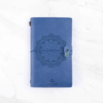 Blå notesbog med "Mandala" tryk og Fluorit krystal