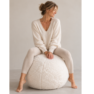Skulpturel ergonomisk siddebold i lammeuld – MoonGlow, 65 cm
