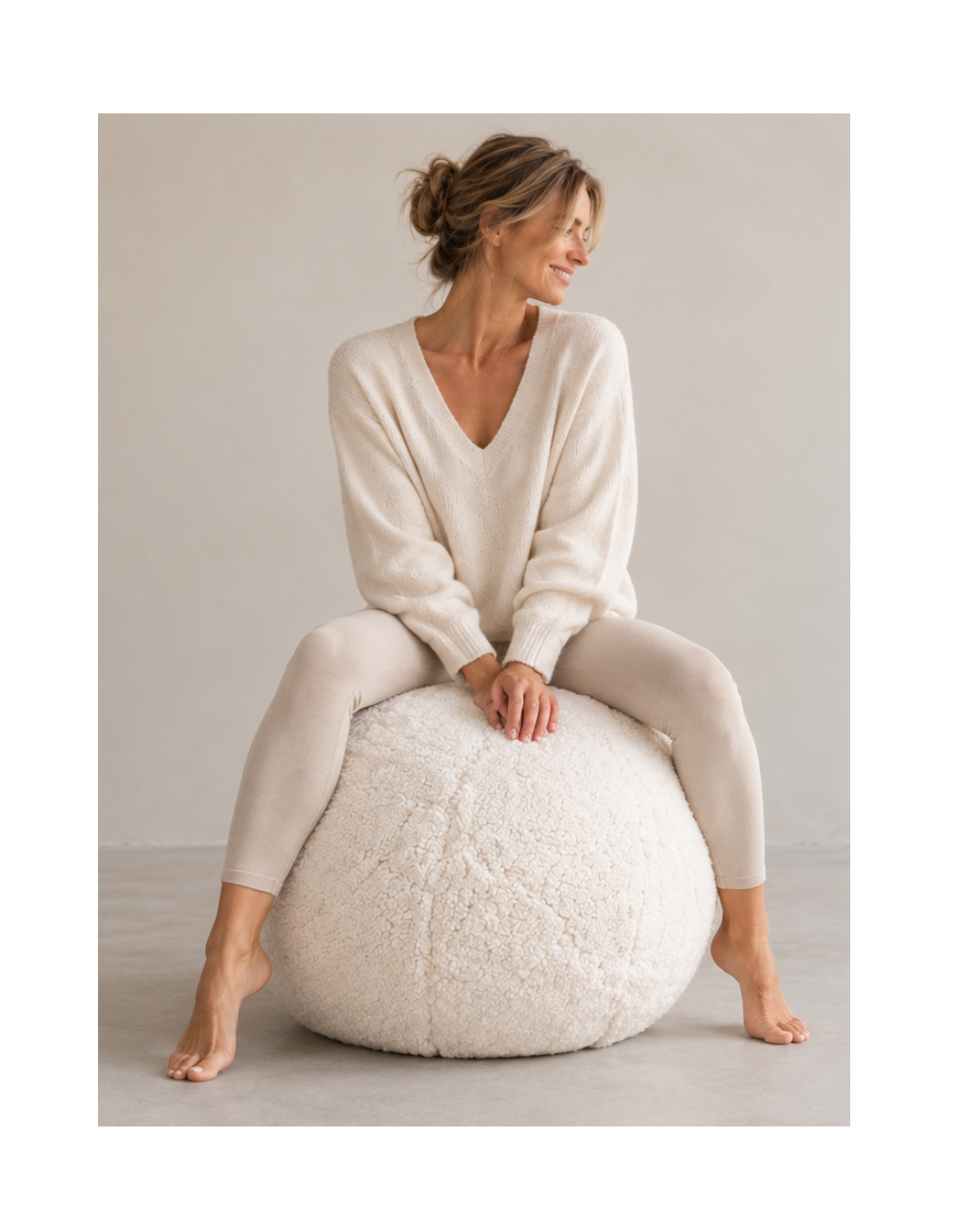Skulpturel ergonomisk siddebold i lammeuld – MoonGlow, 65 cm