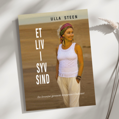 "Et liv i syv sind - en livsrejse gennem kroppens chakraer" - af Ulla Steen