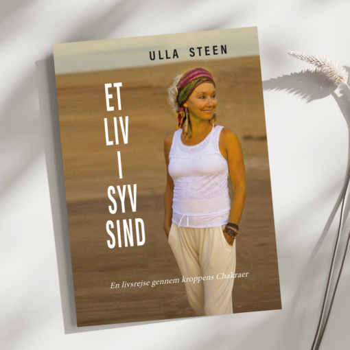 "Et liv i syv sind - en livsrejse gennem kroppens chakraer" -  af Ulla Steen