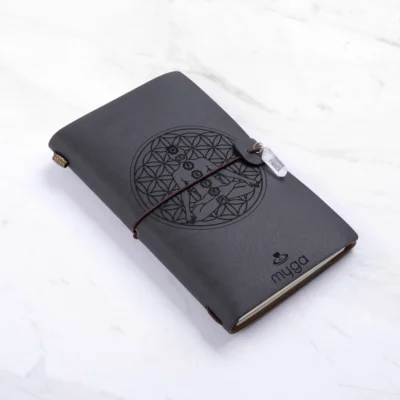Sort notesbog med "Chakra" og klar Quartz krystal