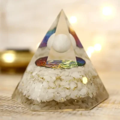 Oktaedrisk orgonit-pyramide med hvid kvarts