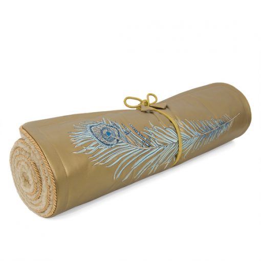 Holistic silk yogamåtte. Broderet påfuglemotiv - guld